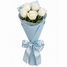 Букет 5 Белых роз Проуд в Кахуне