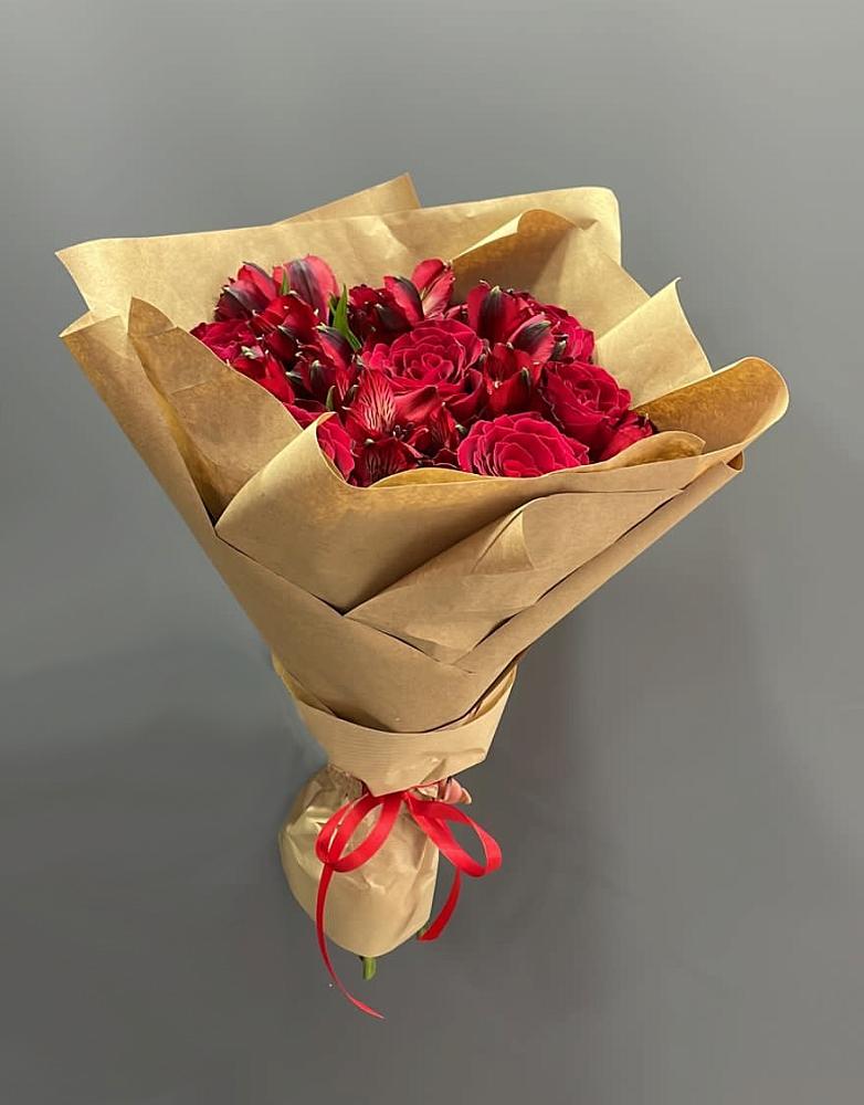 Букет цветов из: Альстромерии и Розы в Кахуне