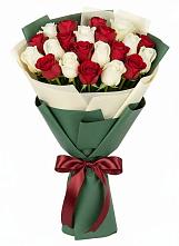 Букет Микс из красных и белых роз в Кахуне