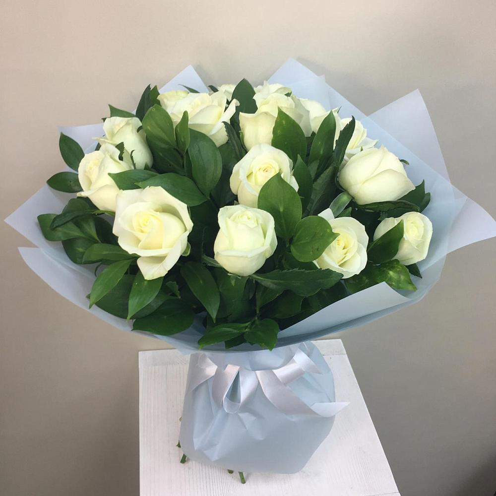 Букет 15 Белых роз Проуд в Кахуне