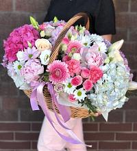 Цветочная композиция из Розы, Хризантемы, Пионы и Лизиантусы в корзине в Кахуне