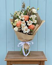 Букет цветов из:  Альстромерии, Лизиантусы, Розы и Хризантемы в Кахуне