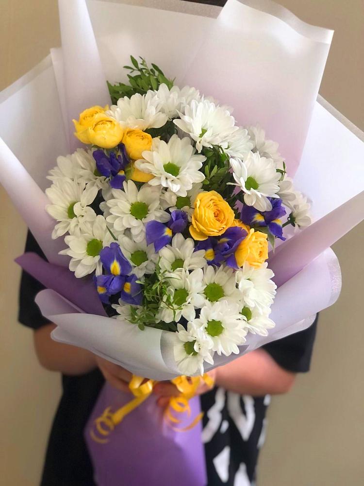 Букет цветов из: Ирисы, Хризантемы и Розы в Кахуне