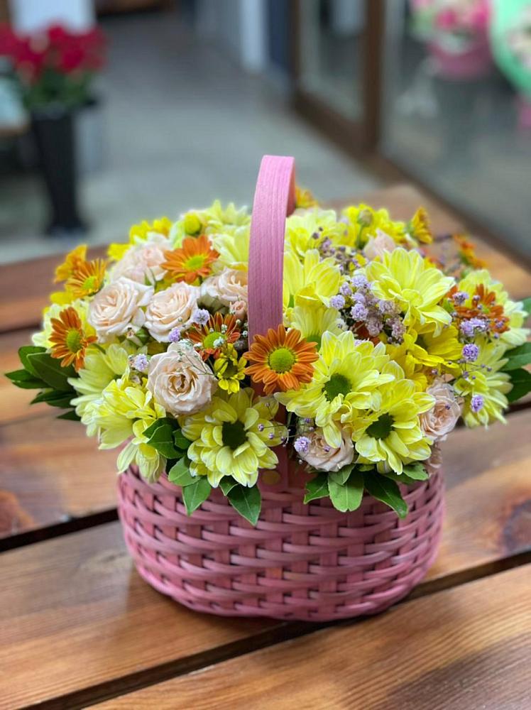 Цветочная композиция из Хризантемы и Розы в корзине в Кахуне