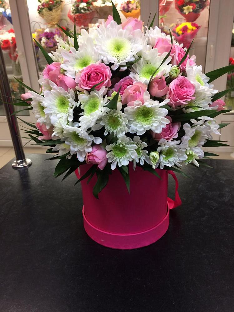 Цветочная композиция из Розы и Хризантемы в шляпной коробке в Кахуне