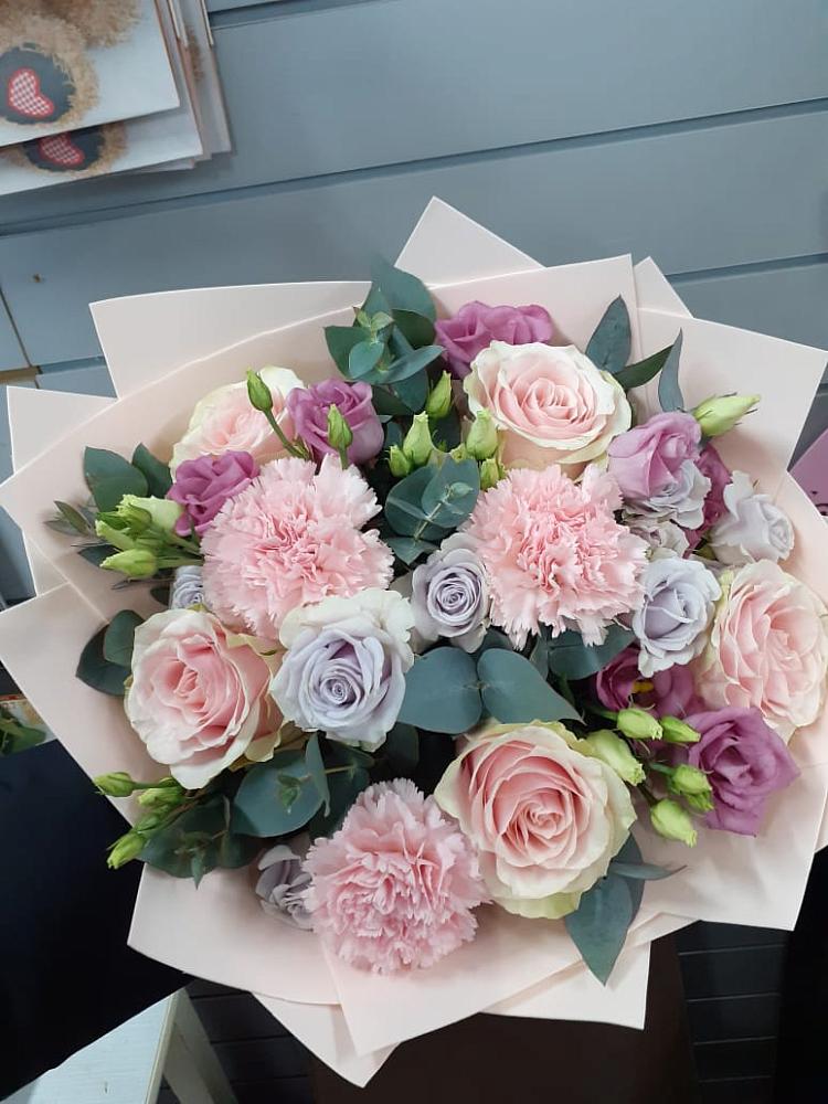 Букет цветов из: Розы, Гвоздики и Лизиантусы в Кахуне