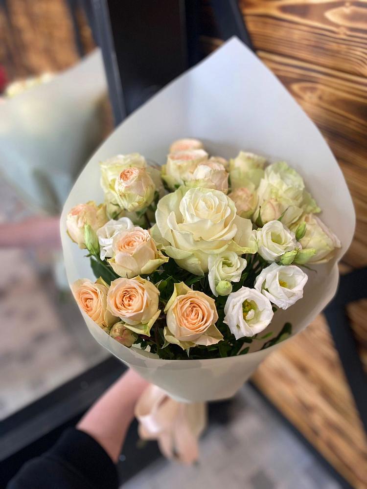 Букет цветов из: Розы и Лизиантусы в Кахуне